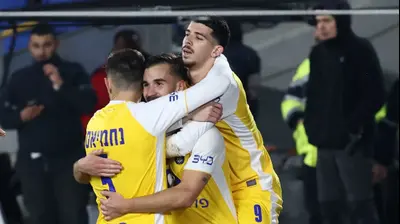 שחקני מכבי תל אביב חוגגים עם נמניה סטואיץ'. דני מרון