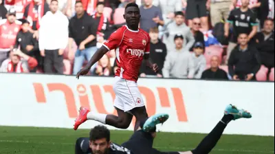 שחקן הפועל באר שבע, קינגס קאנגווה, כובש מול שוער עירוני טבריה, דניאל טננבאום. דני מרון