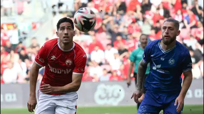 שחקן הפועל באר שבע, מתן בלטקסה, מול שחקן עירוני טבריה, סטניסלב בילנקי. דני מרון