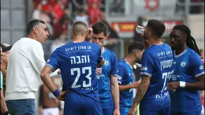 מאמן עירוני טבריה, אלירן חודדה, עם שחקני הקבוצה. דני מרון