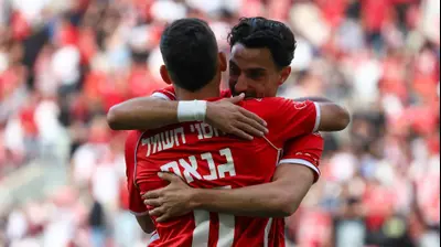 שחקני הפועל באר שבע גיא מזרחי, אמיר גנאח. דני מרון