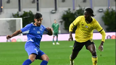 ז'אניו ביקל שחקן מכבי נתניה מול אביב סלם שחקן מכבי פתח תקוה. ברני ארדוב