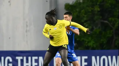 דניאל דאפה שחקן מכבי נתניה לפני עידו כהן שחקן מכבי פתח תקוה. ברני ארדוב