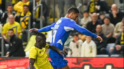 אמיר אלטורי שחקן מכבי פתח תקוה לפני מוחמד ג'טיי שחקן מכבי נתניה. ברני ארדוב