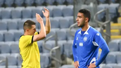 איגור זלאטנוביץ' שחקן מכבי נתניה חוגג שער מול אמיר אלטורי שחקן מכבי פתח תקוה. ברני ארדוב