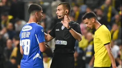 השופט ויטלי בונדרב עם ניב יהושע שחקן מכבי פתח תקוה. ברני ארדוב