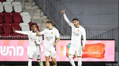 שחקני מ.ס. אשדוד חוגגים עם מוחמד כנעאן. קובי אליהו