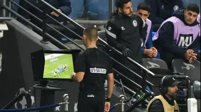 השופט ויטלי בונדרב צופה בפנדל לזכות מכבי פתח תקוה. ברני ארדוב