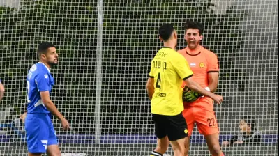 עומר ניראון שוער מכבי נתניה חוגג עצירת פנדל. ברני ארדוב