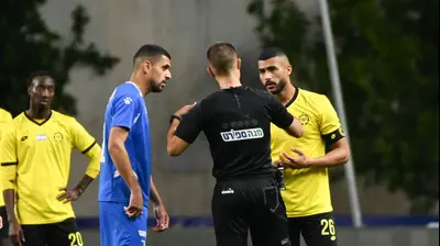 כרם ג'אבר קפטן מכבי נתניה לצד מוחמד הינדי קפטן מכבי פתח תקוה. ברני ארדוב