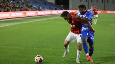 שחקן הפועל חדרה בשאר אבדאח, מול שחקן עירוני קרית שמונה, כריסטיאן בלה. שלומי גבאי