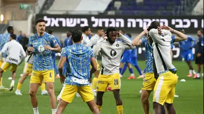 שחקני מכבי תל אביב בחימום. אודי ציטיאט