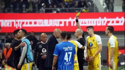 גל לייבוביץ' שופט כדורגל שולף כרטיס צהוב לשחקן מכבי תל אביב ערן זהבי. אודי ציטיאט