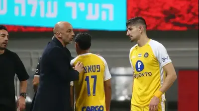 עידן נחמיאס לצד מאמן מכבי תל אביב ז'ארקו לאזטיץ'. אודי ציטיאט