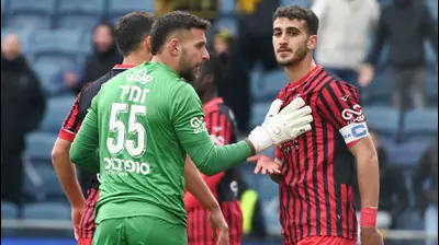 שוער הפועל ירושלים נדב זמיר ליד הקפטן נועם מלמוד. ברני ארדוב