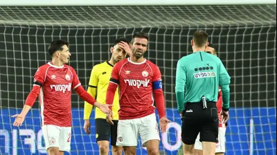 שחקן הפועל באר שבע, מיגל ויטור, אחרי שספג כרטיס אדום נגד מכבי נתניה. ברני ארדוב