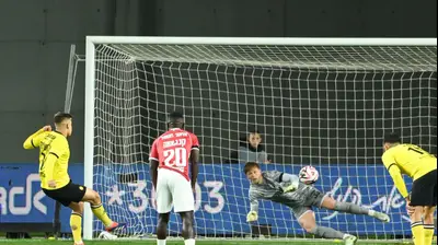 שחקן מכבי נתניה, מקסים פלקושצ'נקו, כובש פנדל מול שוער הפועל באר שבע, ניב אליאסי. ברני ארדוב