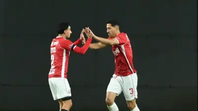 מתן בלטקסה שחקן הפועל באר שבע חוגג שער עם גיא מזרחי. ברני ארדוב