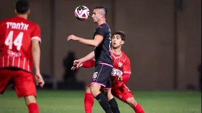 גלעד אברמוב שחקן הפועל חדרה לפני עומר אבוהב שחקן בני סכנין. מאור אלקסלסי