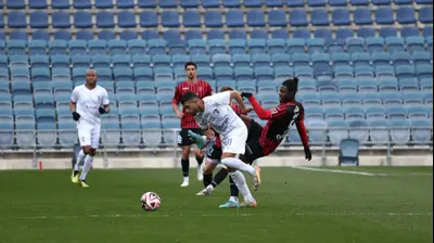 בילאל שאהין שחקן עירוני קרית שמונה לפני אלוז' יאו שחקן הפועל ירושלים. דני מרון