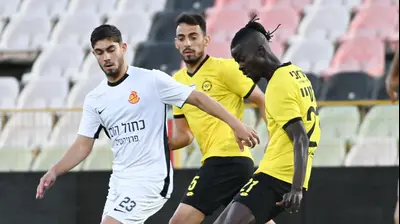 מוחמד ג'טיי שחקן מכבי נתניה מול אורי עזו שחקן מ.ס. אשדוד. ברני ארדוב