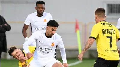 שחקן מ.ס. אשדוד, אילי טמם, נגד מכבי נתניה. ברני ארדוב