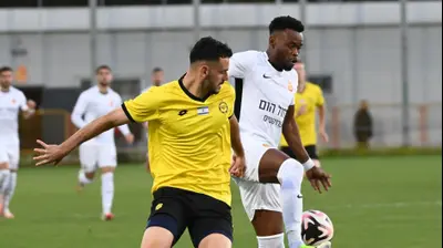 יוג'ין אנסה שחקן מ.ס. אשדוד מול איתי בן שבת שחקן מכבי נתניה. ברני ארדוב