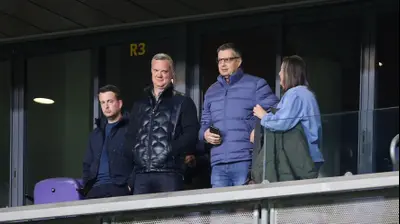 ג'ק אנגלידיס נציג בעלי מכבי תל אביב לצד בן מנספורד. קובי אליהו