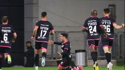 שחקני הפועל חדרה חוגגים עם ליסאב עיסאת. קובי אליהו