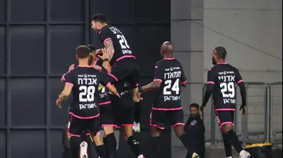 שחקני הפועל חדרה חוגגים עם ליסאב עיסאת. קובי אליהו