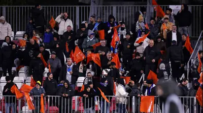 אוהדי עירוני טבריה עם דגלים כתומים לזכר האחים ביבס. מאור אלקסלסי