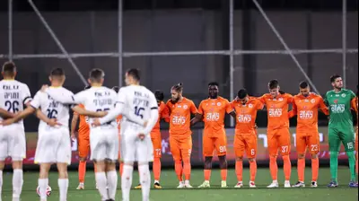 שחקני עירוני טבריה במדים כתומים לזכר האחים ביבס. מאור אלקסלסי