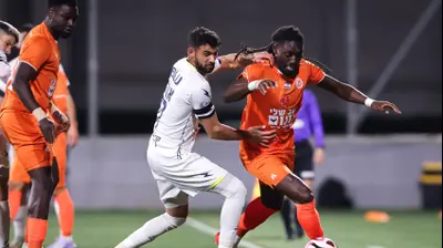 שחקן בני ריינה, רון אונגר, מול שחקן עירוני טבריה, ג'ורדן בוטאקה. מאור אלקסלסי