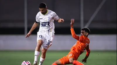 שחקן בני ריינה, מוחמד שכר, מול שחקן עירוני טבריה, אלי בלילתי. מאור אלקסלסי