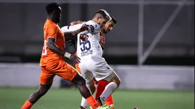 שחקן בני ריינה, רועי שוקרני, מול שחקני עירוני טבריה, פיטר מייקל, פיראס אבו עקל. מאור אלקסלסי