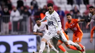 גיא חדידה מחמיץ פנדל מול עירוני טבריה. מאור אלקסלסי