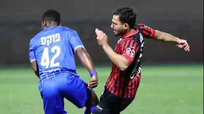 אופק נדיר שחקן הפועל ירושלים מול ז'אנדו פוקס שחקן בני סכנין. דני מרון