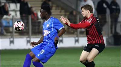 ינאי דיסטלפלד שחקן הפועל ירושלים שומר על בארנס אוסיי שחקן בני סכנין. דני מרון