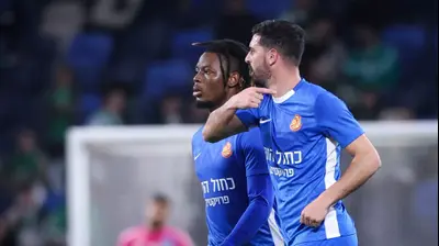 שלומי אזולאי שחקן מ.ס. אשדוד חוגג שער עם מרטין אנדזי. מאור אלקסלסי