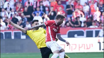 שחקן הפועל באר שבע, יורי מדיירוש, מול שחקן מכבי נתניה, איתי בן שבת. ברני ארדוב