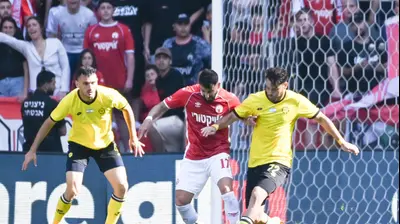 שחקן הפועל באר שבע, אלון תורג'מן, מול שחקן מכבי נתניה, רותם קלר. ברני ארדוב