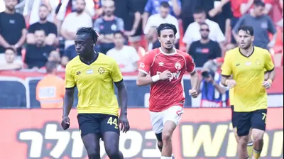 שחקן מכבי נתניה, דניאל דאפה, לפני שחקן הפועל באר שהע, גיא מזרחי. ברני ארדוב