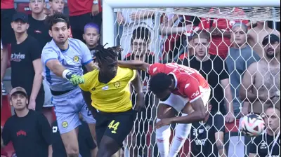 שוער מכבי נתניה, עומר ניראון, לצד דניאל דאפה. ברני ארדוב