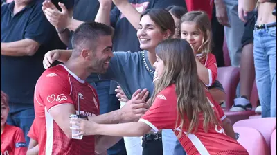 שחקן הפועל באר שבע, מיגל ויטור, חוגג עם משפחתו. ברני ארדוב