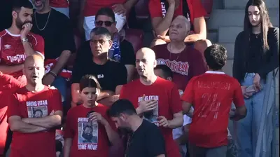 יאיר הורן ביציע של אוהדי הפועל באר שבע. ברני ארדוב