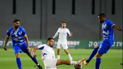 אייל גולסה שחקן מכבי פתח תקוה גולש בין אלפרדו סטיבנס, לידור כהן שחקני עירוני קרית שמונה. קובי אליהו