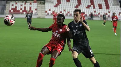 אונדז'יי באצ'ו שחקן עירוני טבריה לצד חוסה קורטס שחקן הפועל חדרה. שלומי גבאי