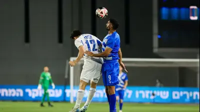 לידור כהן שחקן עירוני קרית שמונה מול אלון אזוגי שחקן מכבי פתח תקוה. קובי אליהו
