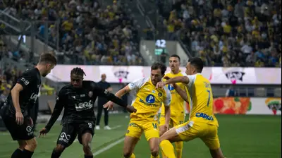 שחקן הפועל חיפה, טיימוקו דיארה, מול שחקני מכבי תל אביב, יוריס ואן אובריים, ערן זהבי. שירה קז