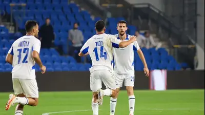 עידו כהן עם תמיר גלזר לאחר שער של מכבי פתח תקוה. קובי אליהו